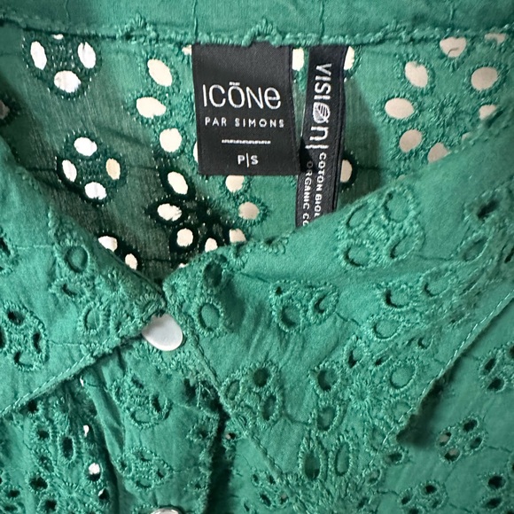 Icone puff-sleeve anglaise shirt. Green. Snap buttons. From Simon’s. - Picture 3 of 5